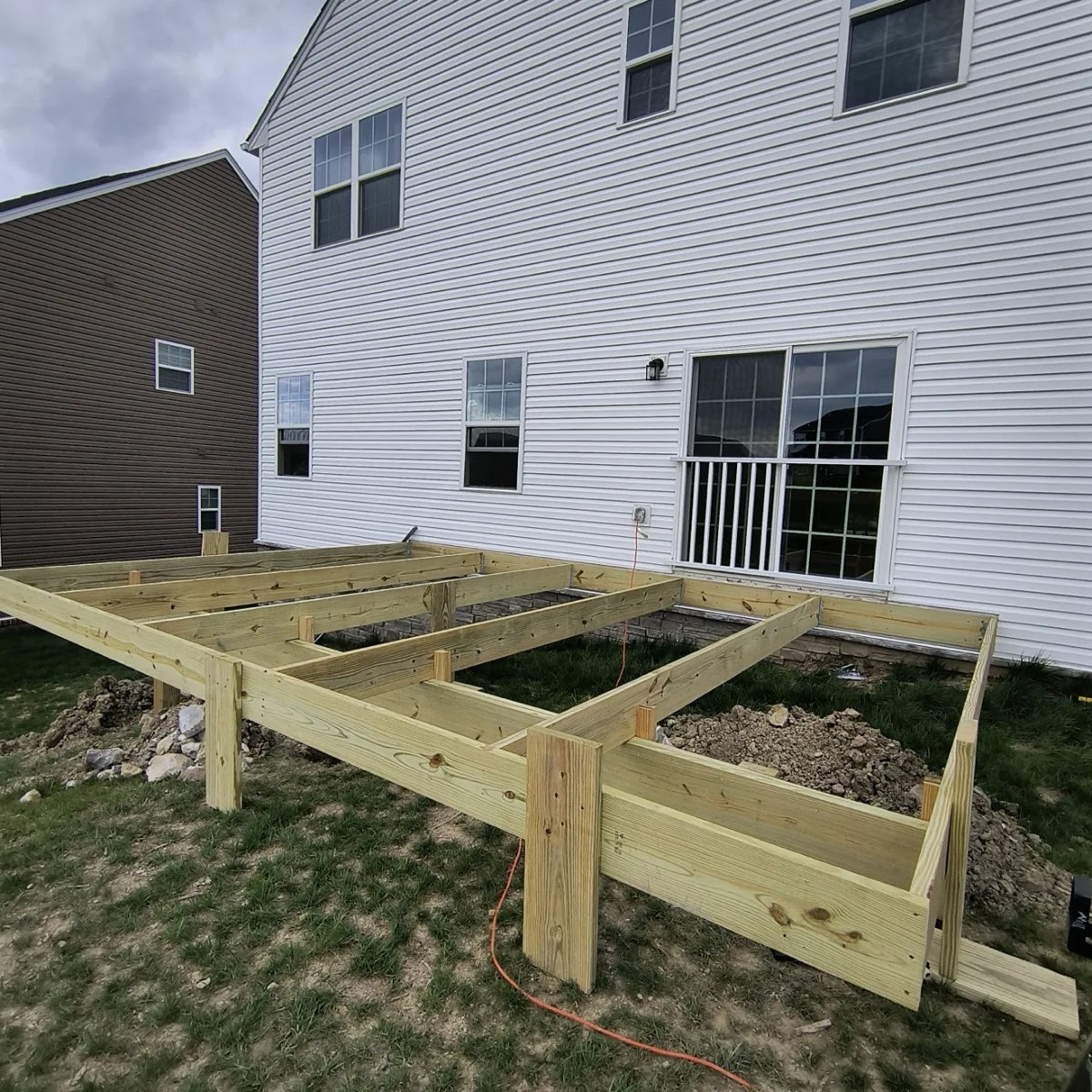Wall-Attached Deck — photo 1