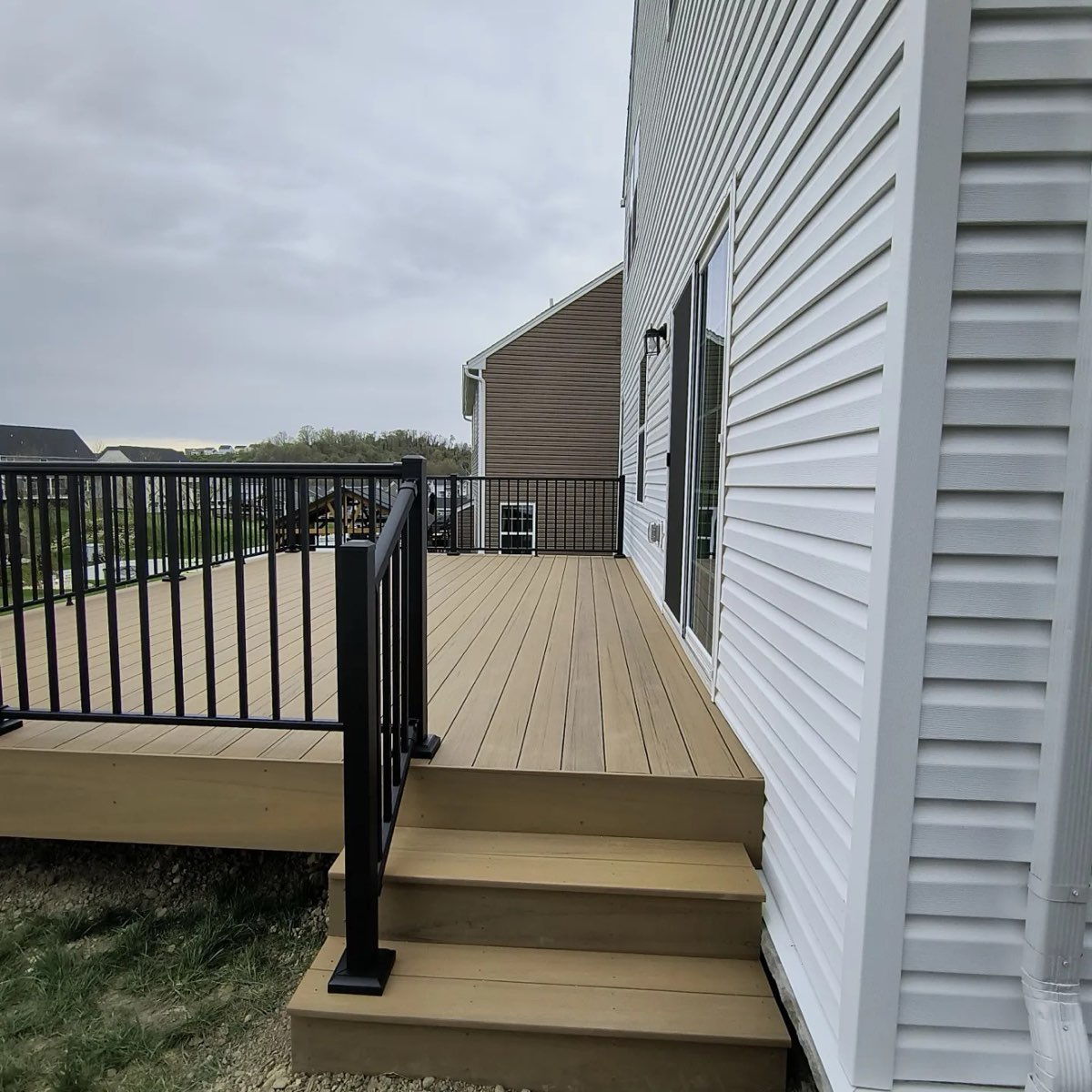 Wall-Attached Deck — photo 5